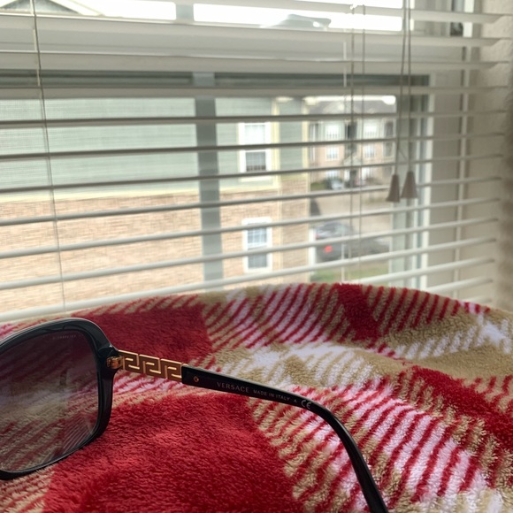 Versace - Picture 4 of 6